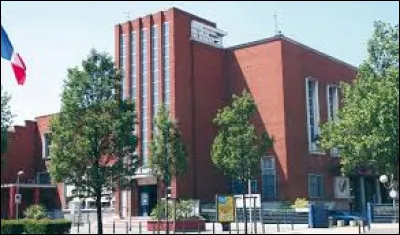 Ville de 16 000 habitants du département de la Seine-Saint-Denis, connue pour son musée de l'Air et de l'Espace et son salon international de l'aéronautique :