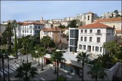 Ville de 40 000 habitants du département des Alpes-Maritimes, située dans l'agglomération de Cannes-Grasse, sur des collines dominant la Méditerranée :