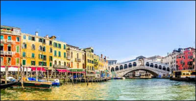 Venise est reliée par 435 ponts.