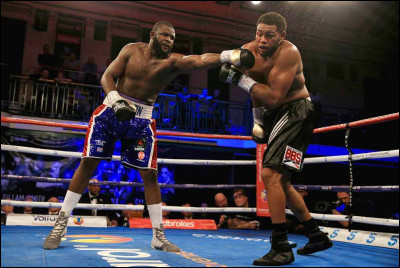 Dans quelle catégorie combat le boxeur professionnel congolais Martin Bakole ?
