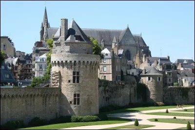 Ville de 53 000 habitants du département du Morbihan, située en bordure du golfe du Morbihan :