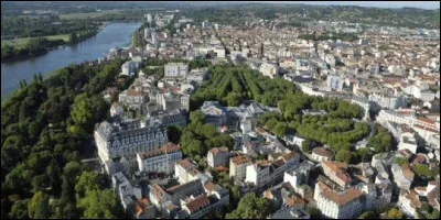 Ville de 25 000 habitants du département de l'Allier, célèbre station thermale :