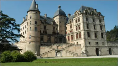 Petite ville de 7 300 habitants du département de l'Isère, située à l'entrée de la Romanche et dont le château a abrité en 1788 les États généraux du Dauphiné, prélude de la Révolution française :