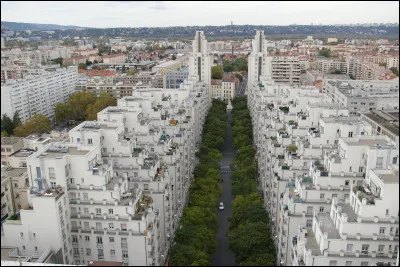 Ville de 147 000 habitants de l'agglomération lyonnaise, ville de banlieue la plus peuplée de France :