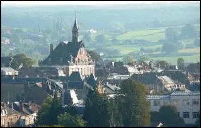 Petite ville de 4 300 habitants du département des Ardennes, traversée par l'Aisne, située aux limites de la Champagne et de l'Argonne :