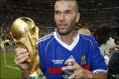Quel était le premier numéro de maillot de Zinédine Zidane en équipe de France lors de son premier match en 1994 ?