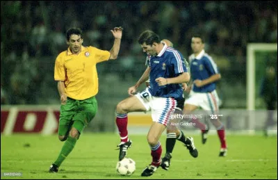 Contre quelle équipe la France a-t-elle obtenu sa plus large victoire conclue sur le score de 10-0 en 1995 ?