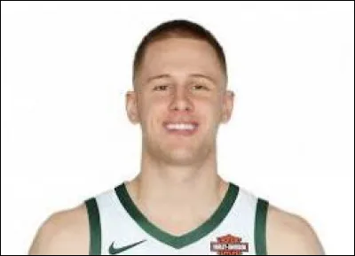 Qui est ce joueur de basket ?