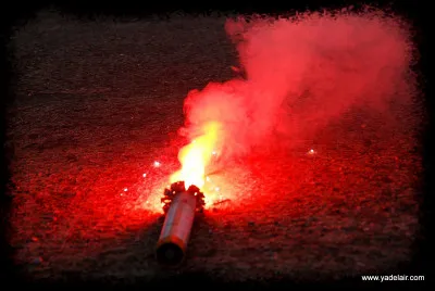 Quel est cet engin pyrotechnique composé d'un tube en carton ou métal, rempli d'une composition colorée qui en brûlant émet un flamme en couleur ?