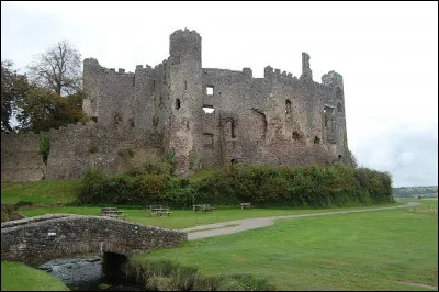 Au Royaume-Uni, un village  tenez vous bien !  se nomme Llanfairpwllgwyngyllgogerychwyrndrobwllllantysiliogogogoch, soit 58 lettres ! Seulement, ce nombre est réduit à 51 si on enlève les lettres doubles présentes dans l'alphabet de la langue natale du village. Mais lesquelles ? Et surtout, où est situé ce village ?
Indice : anciennes lettres en espagnol.