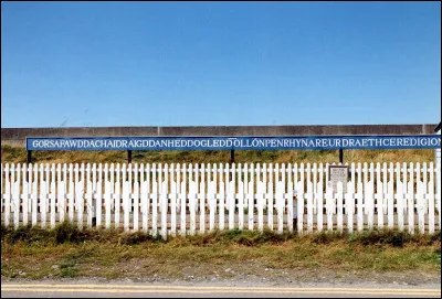 Fait amusant : nous sommes toujours dans la région précédente, mais ici, un(e) ancien(ne) _____ a été rebaptisé(e) en Gorsafawddacha'idraigodanheddogleddollônpenrhynareurdraethcere-
digion pour battre le record du lieu de la question précédente !
Essayez de compléter le mot manquant !
