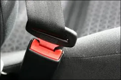 En quelle année le port de la ceinture de sécurité à l'avant dans une voiture est-elle devenue obligatoire ?