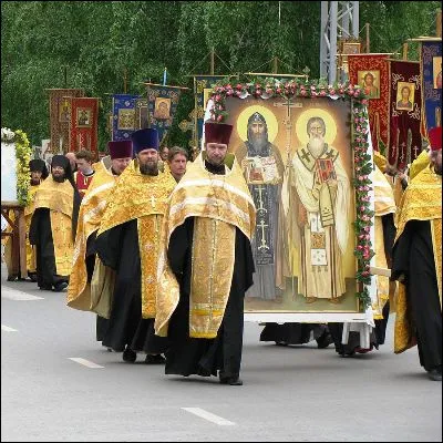 Comment appelle-t-on sp&eacute;cifiquement une assembl&eacute;e de fid&egrave;les qui se d&eacute;placent d'un lieu &agrave; un autre dans le cadre d'un acte religieux ?