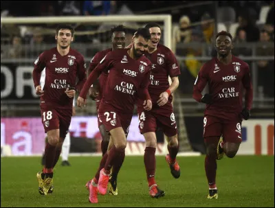 Que peut-on voir sur le logo du FC Metz ?
