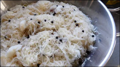 Quelle baie aromatique est indissociable de la choucroute ?