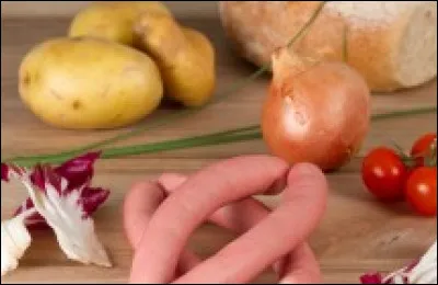 Dans une choucroute garnie alsacienne, comment se nomme la saucisse orang&eacute;e, longue et fine, l&eacute;g&egrave;rement incurv&eacute;e, &agrave; base de viande de boeuf et de porc ?