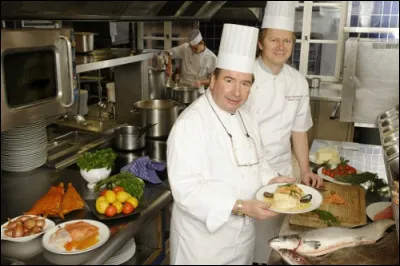 Dans quel type de restaurant populaire vous sert-on de la choucroute toute l'ann&eacute;e ?