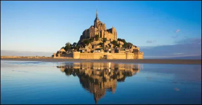 Première halte en route : le fameux Mont-Saint-Michel et sa belle architecture ! Mais où est-il situé ?