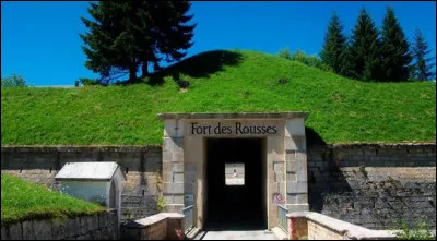 De nouveau sur les routes, je vais vers le sud et m'arrête au Fort des Rousses. Que contient le fort de nos jours ?