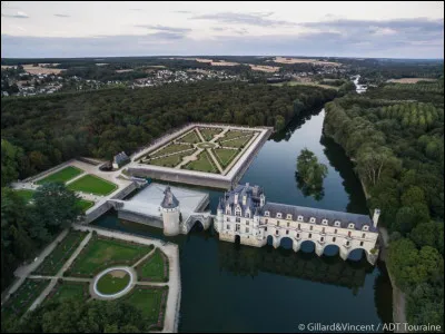 En allant un peu plus au nord, je vais en Indre-et-Loire visiter le célèbre château de Chenonceau. Magnifique château avec deux galeries superposées sur un pont.
Afin de rivaliser avec les plus beaux palais, qui fait édifier ces deux grandes galeries ?