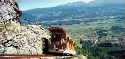 Voici un funiculaire qui traverse 750 mètres de dénivelée, le long des pentes de Chartreuse. Il s'agit du funiculaire de...