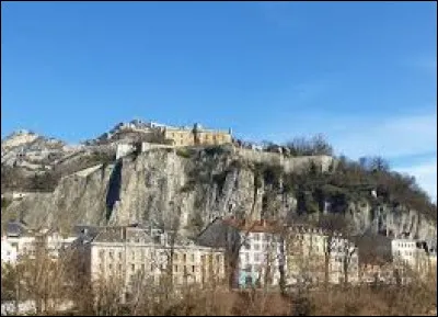 Voici un fort militaire surplombant de 264 mètres la ville de Grenoble. Il s'agit du fort de la...