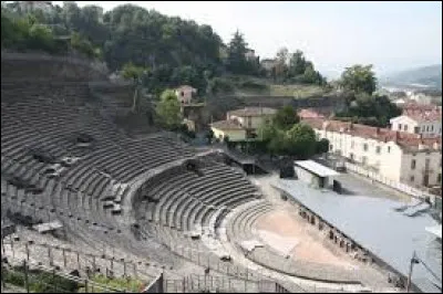Voici Vienne, qui est une jolie ville qui possède quelques monuments historiques dont un temple mais aussi un...