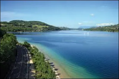 Voici le lac de Paladru, surnommé le "lac bleu" qui est un lac...