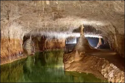 Voici dans le massif du Vercors, une grotte creusée par l'eau. Comment s'appelle-t-elle ?