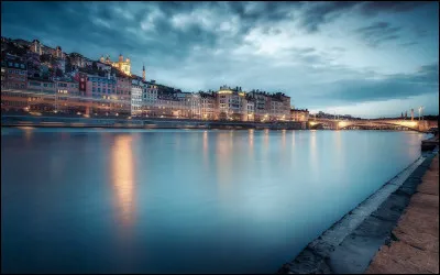 Dans quel pays le Rhône prend-il sa source ?