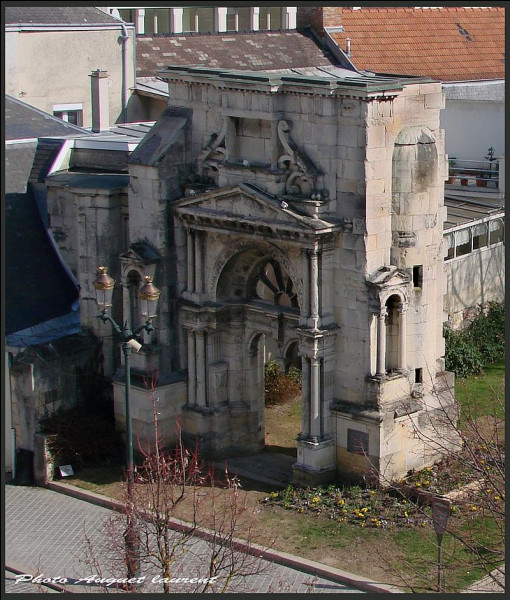 Ce portail latéral de l'église Notre-Dame doit son nom à une statue équestre, située dans la niche du fronton, statue d'un saint célèbre pour avoir partagé son manteau avec un déshérité transi de froid.