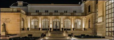 Bordée de prestigieuses maisons de champagne, elle abrite leurs caves, sur une longueur de 940 mètres.