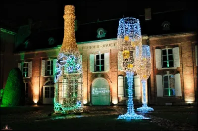 Depuis l'année 2000, lors du deuxième weekend de décembre, cette avenue s'illumine et revêt ses...