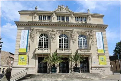 Ce théâtre, inscrit monument historique, est dédié à une actrice française née à Épernay en 1880.
Quel est son nom de scène ?