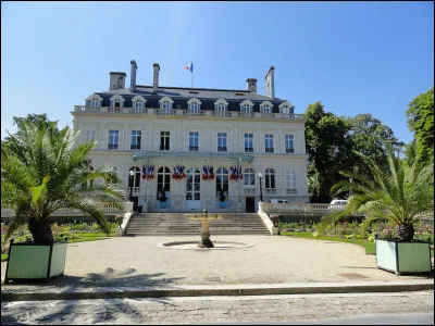 Après la Première Guerre mondiale, la famille Auban-Moët a cédé à la ville son hôtel particulier pour en faire un bâtiment administratif. C'est...
