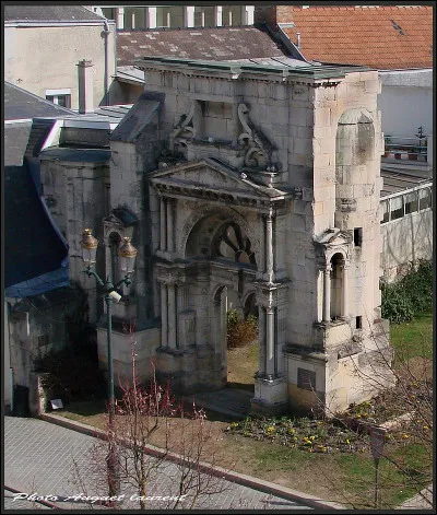 Ce portail latéral de l'église Notre-Dame doit son nom à une statue équestre, située dans la niche du fronton, statue d'un saint célèbre pour avoir partagé son manteau avec un déshérité transi de froid.