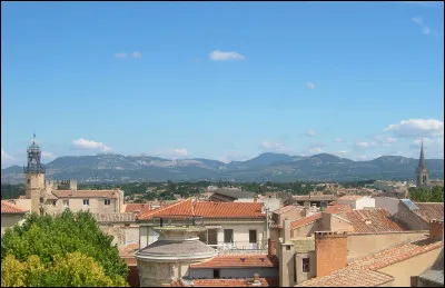 Je vais maintenant vous citer la ville de Carpentras, qui se trouve dans le département du/des :