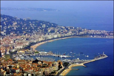 Ouah, vous l'aurez deviné, je me trouve dans la ville de Cannes. Une magnifique ville du/des :
