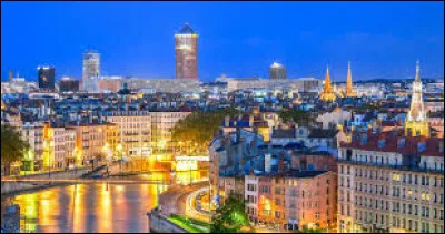 Quand le th&eacute;&acirc;tre antique de Lugdunum &agrave; Lyon fut-il construit ?