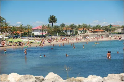 Et, toute touchante, voici la destination finale. C'est la ville d'où Napoléon partit pour regagner Grenoble, et où il venait de débarquer, à son retour de l'île d'Elbe en 1815 :