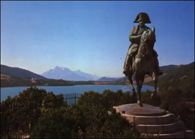 Ensuite, après une montée sur une route escarpée, nous découvrons Laffrey et son lac majestueux, où une statue de Napoléon est érigée à son effigie. Pourquoi ?