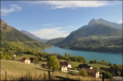 Non loin de la Salette, nous abordons Corps, quel lac surplombe cette petite ville ?