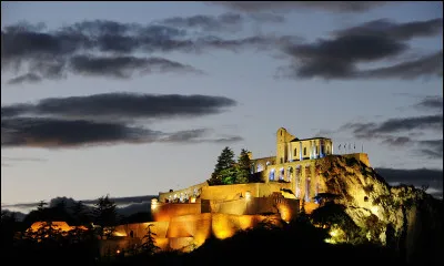 À voir l'imposante citadelle perchée sur un éperon rocheux, nous savons qu'elle domine la ville de Sisteron ! Nous arrivons de Grenoble, la citadelle se situe :