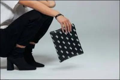 Combien de vêtements ont été créés par elle avec la marque Jennyfer ?