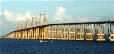 L'Orénoque, fleuve d'Amérique du Sud long de 2 140 km, n'est traversé que par deux ponts.