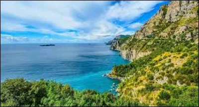 La syrie est bordée par la Méditerranée.