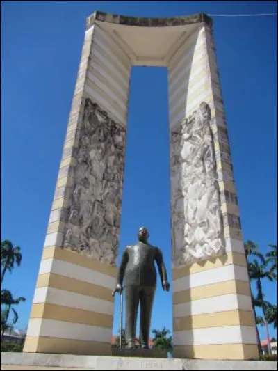 N'oublions pas l'histoire : 
Qui est cet homme ?