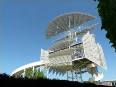 Voici la tour de la Liberté posé au milieu du parc Mansuy. Dans quelle ville peut-on l'admirer ?