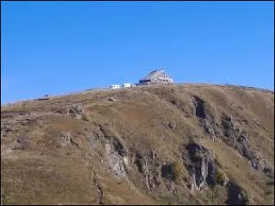 Voici le troisième sommet du massif des Vosges avec 1 363 mètres d'altitude, domine la ligne de crêtes qui sépare l'Alsace de la Lorraine. Il constitue le point culminant du département des Vosges. Il s'agit du...