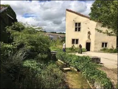 Voici la commune de Domrémy-la-Pucelle, célèbre pour y abriter la maison natale d'une figure emblématique de l'histoire de France. De qui s'agit-il ?